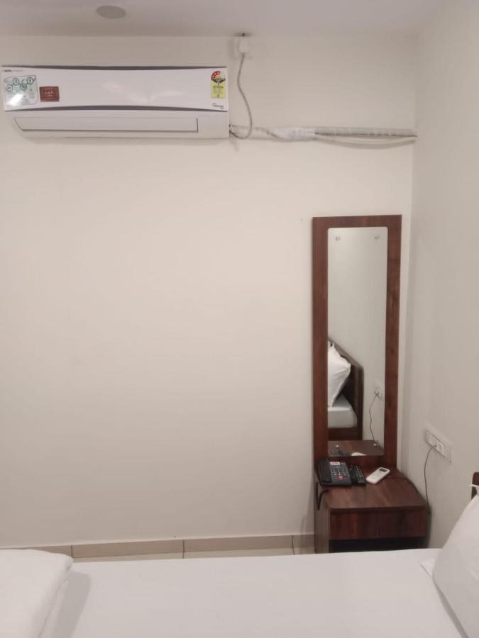Hotel Shreeji'S Gandhinagar Kültér fotó