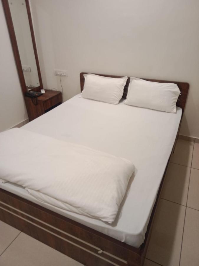 Hotel Shreeji'S Gandhinagar Kültér fotó